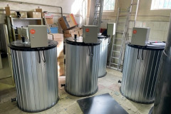 Foto-ustanovki-pulta-upravleniya-greyushhim-kabelem-na-polietilenovoj-emkosti-na-1000-litrov-F-950-mm-N-1500-mm