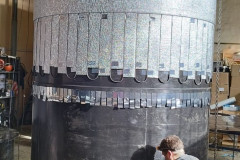 Montazh-greyushhego-kabelya-i-oblitsovkoj-folgirovannym-izofolom-nachalo-utepleniya