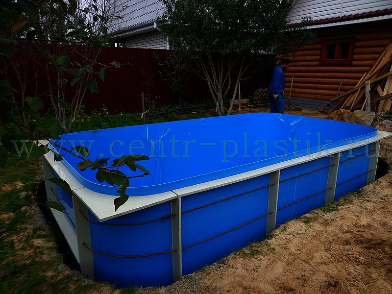 Montazh_polipropilenovogo_basseina_4500x2500x1500_mm_v_kotlovan_na_betonnuiu_uteplennuiu_podushku_1