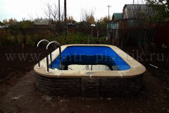 Otdelka_basseina_shlifovannoi_vibro_plitoi_i_ustanovka_lestnitsy_iz_nerzhaveiki