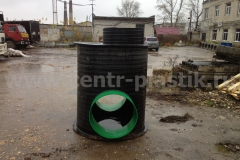 Фото 7. Колодец для связи Ø 1200 h 1800 с отводами Ф 696 мм (вид со стороны отвода)