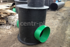 Фото 9. Колодец для связи Ø 1200 h 1800 с отводами Ф 696 мм (вид со стороны отвода)