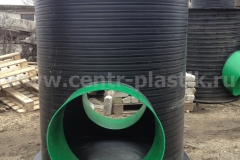 Фото 10. Колодец для связи Ø 1200 h 1800 с отводами Ф 696 мм с лестницей (вид сбоку)