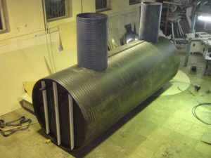 Полиэтиленовая подземная емкость объемом 20 м³ диаметром 2000 мм длиной 8000 мм, с сухим отделением диаметром 2000 мм длиной 1500 мм, для размещения насосной станции подачи питьевой воды в танхаусы, и мокрого отделения объемом 20 м³, для накопления и раздачи питьевой воды, с двумя колодцами для обслуживания диаметром 800 мм высотой 1500 мм. (вид сверху) 