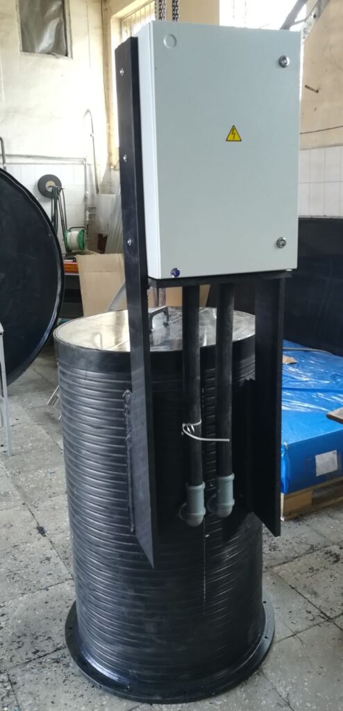 Фланцевый полиэтиленовый колодец со шкафом управления для дождевой насосной станции